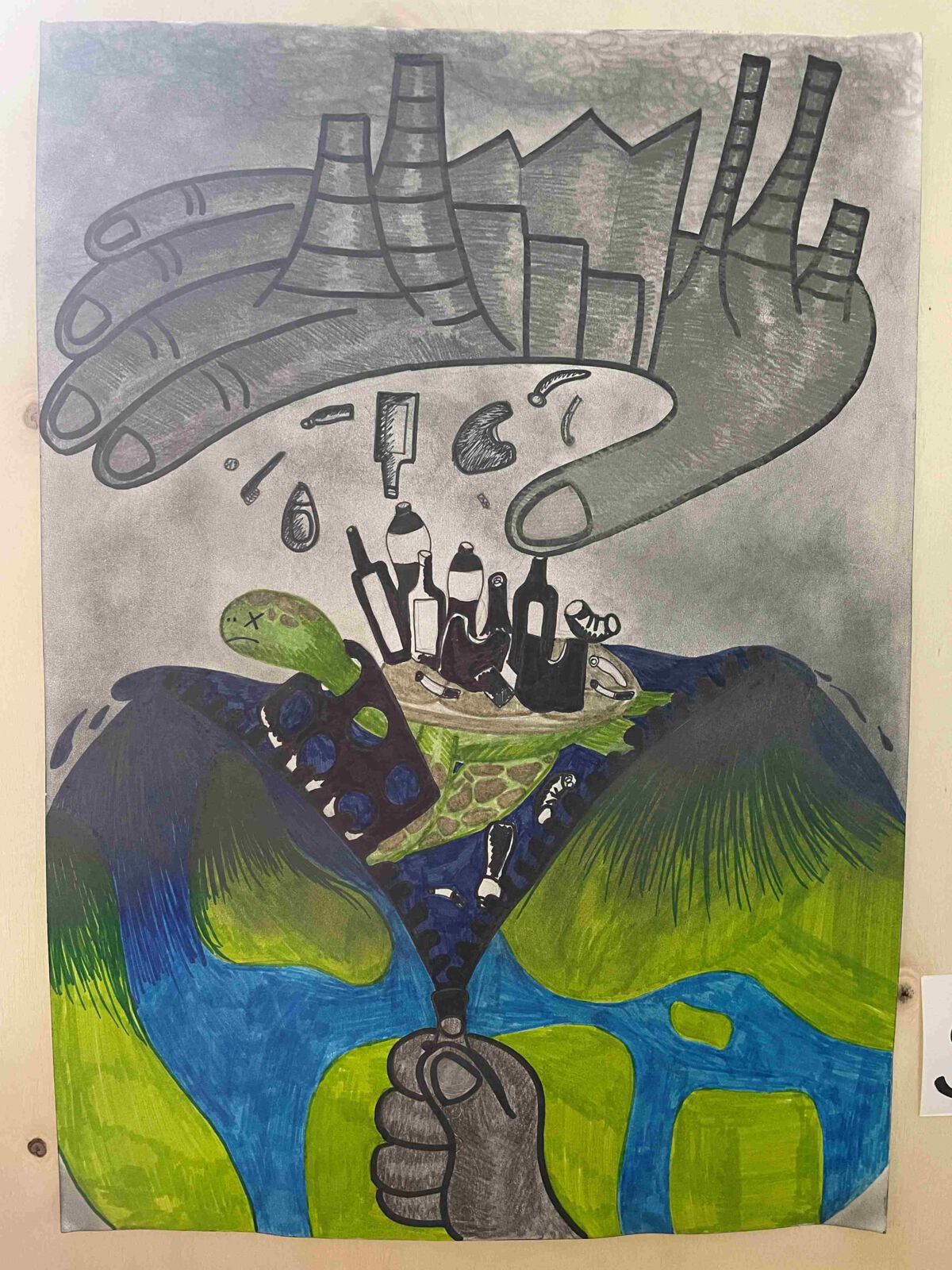 Ein gemaltes Bild auf dem eine Hand die Erde an einem Reißverschluss aufzieht. Darüber ist eine Stadt auf einer Hand, welche Müll in die Erde wirft.