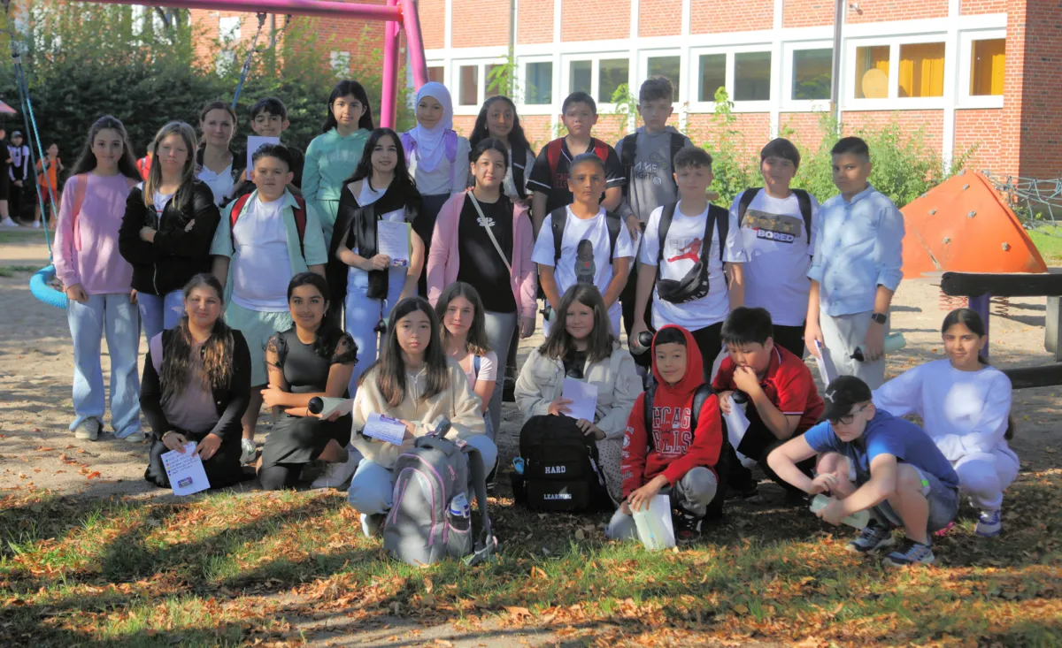 Klassenfoto einer neuen fünften Klasse auf dem Schulhof