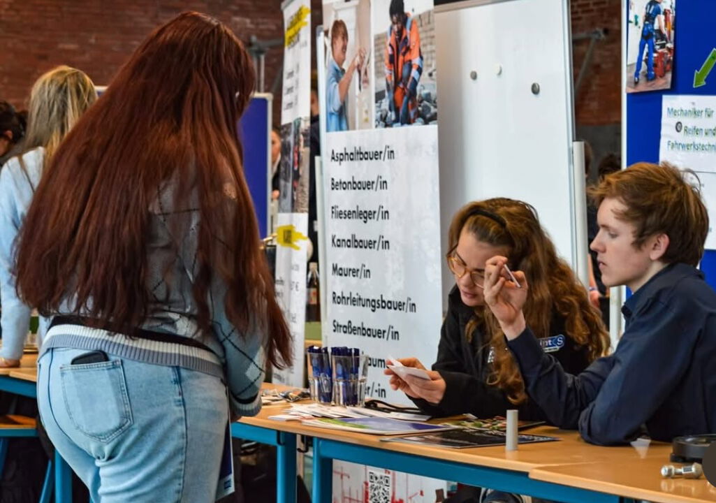 Beratungsgespräch an einem Messestand zum Thema Ausbildung