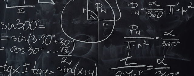 Eine Tafel mit verschiedenen mathematischen Formeln und geometrischen Skizzen, darunter Trigonometrie, Kreisberechnungen und Gleichungen. Die weiße Kreide hebt sich deutlich vom dunklen Hintergrund ab.