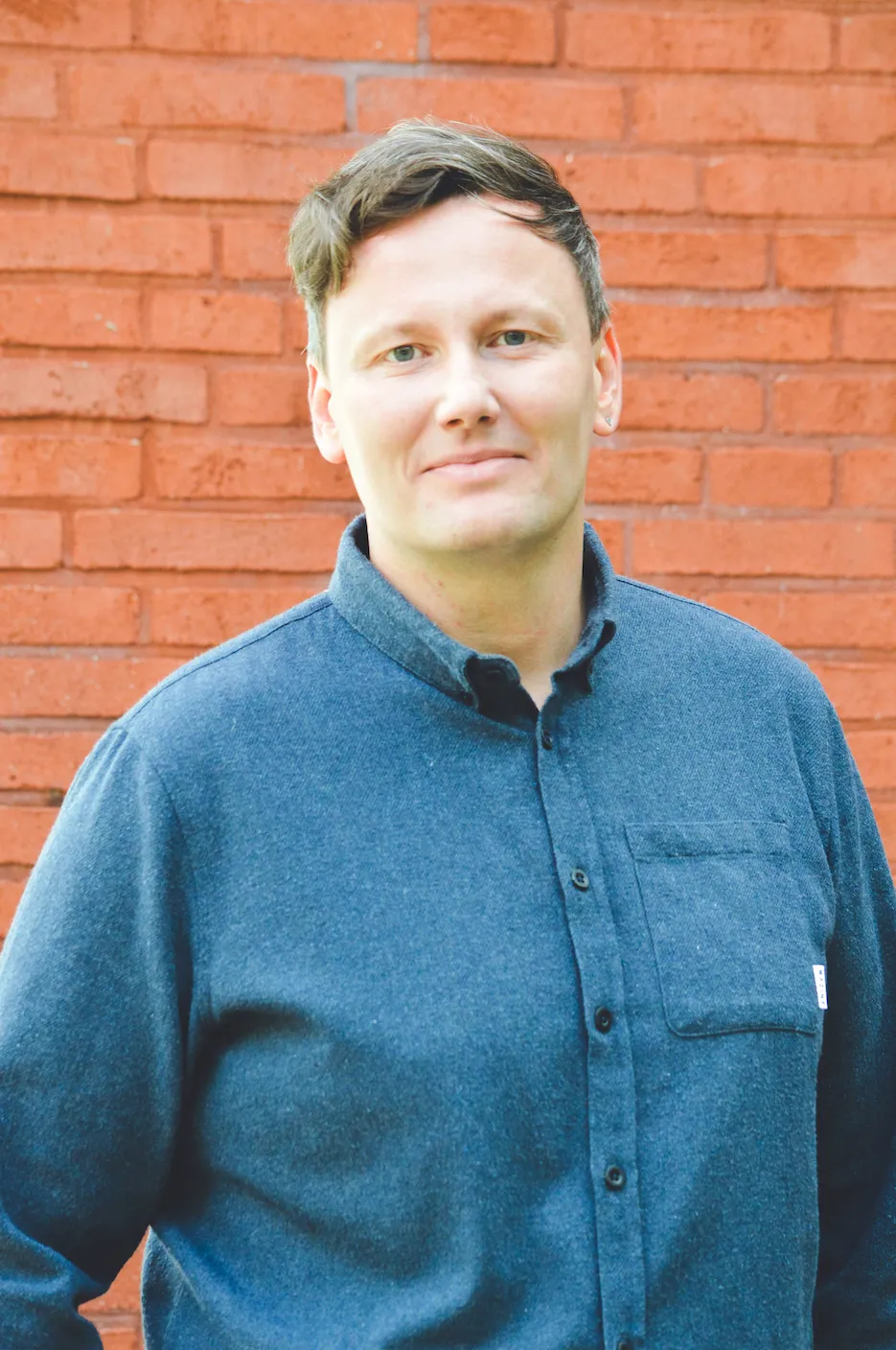 Didaktische Leitung Norman Schur in einem blauen Hemd