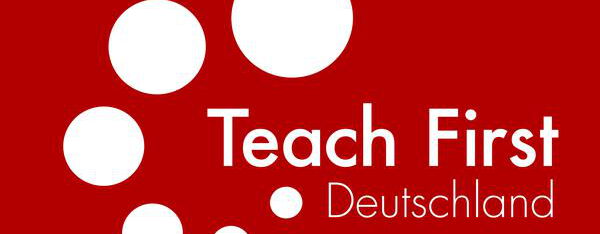 Das Logo von Teach First Deutschland: Weiße Kreise in unterschiedlichen Größen bilden eine geschwungene Form auf rotem Hintergrund, daneben der Schriftzug 'Teach First Deutschland'