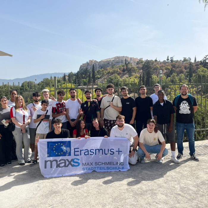 Erasmus Gruppe mit Banner vor einer Landschaft in Griechenland