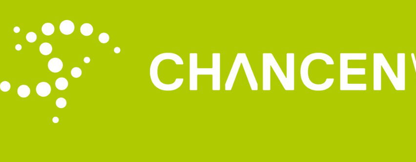 Das Logo von "Chancenwerk" auf einem grünen Hintergrund. Links ist ein stilisiertes Symbol aus weißen Punkten, rechts steht der Schriftzug „CHANCENWERK“ in weißer Schrift.