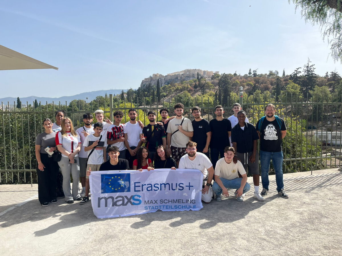 Erasmus Gruppe mit Banner vor einer Landschaft in Griechenland