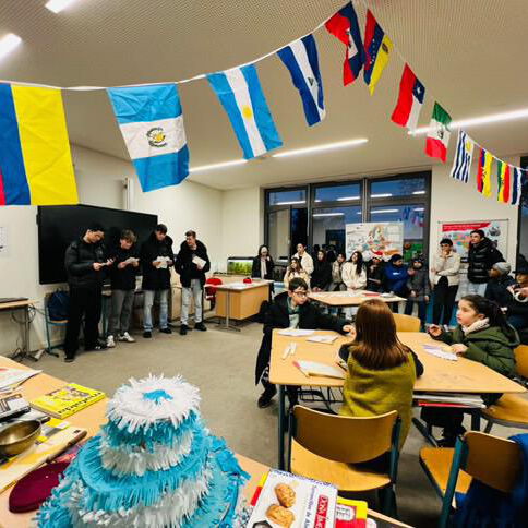 Klassenraum mit Flaggengirlande und Besuchern beim Tag der offenen Tür
