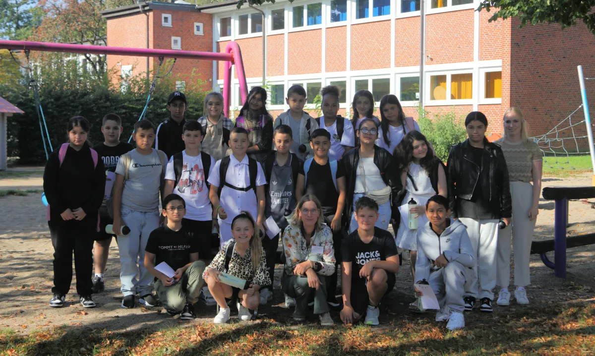 Klassenfoto einer neuen fünften Klasse auf dem Schulhof