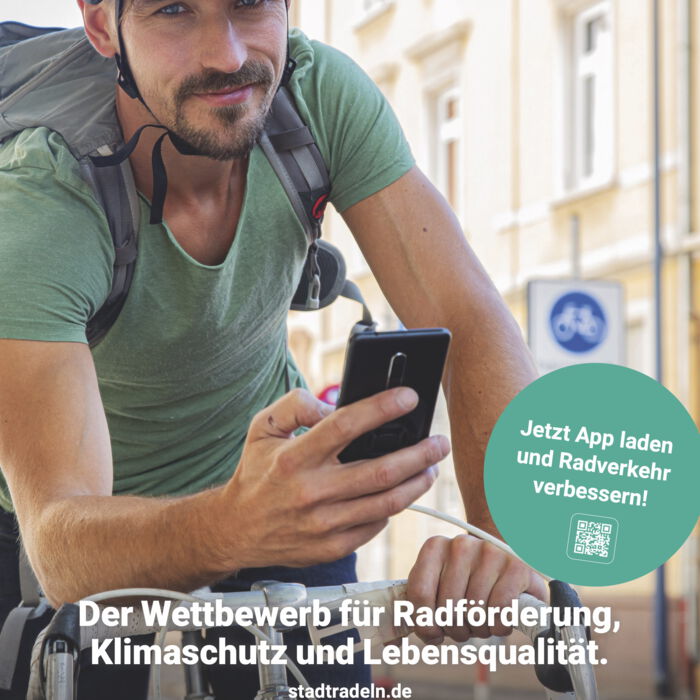 Ein Werbeplakat für die Aktion STADTRADELN zeigt einen Radfahrer mit Helm und Smartphone