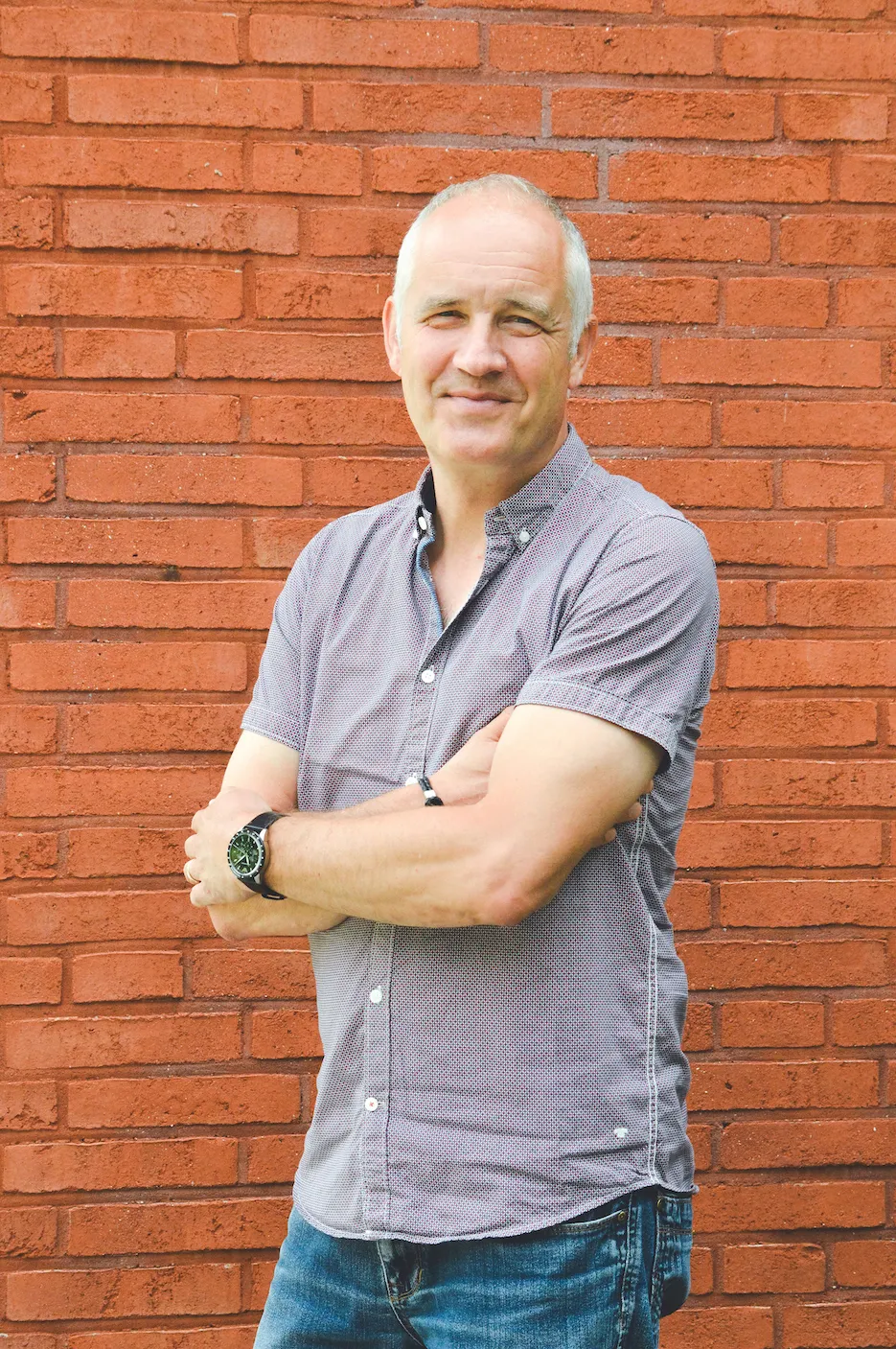 Stellvertretender Schulleiter Jens Göpffarth in Jeans und Hemd