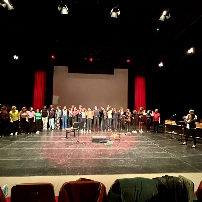 Schülergruppe bei einem Auftritt auf einer Theaterbühne